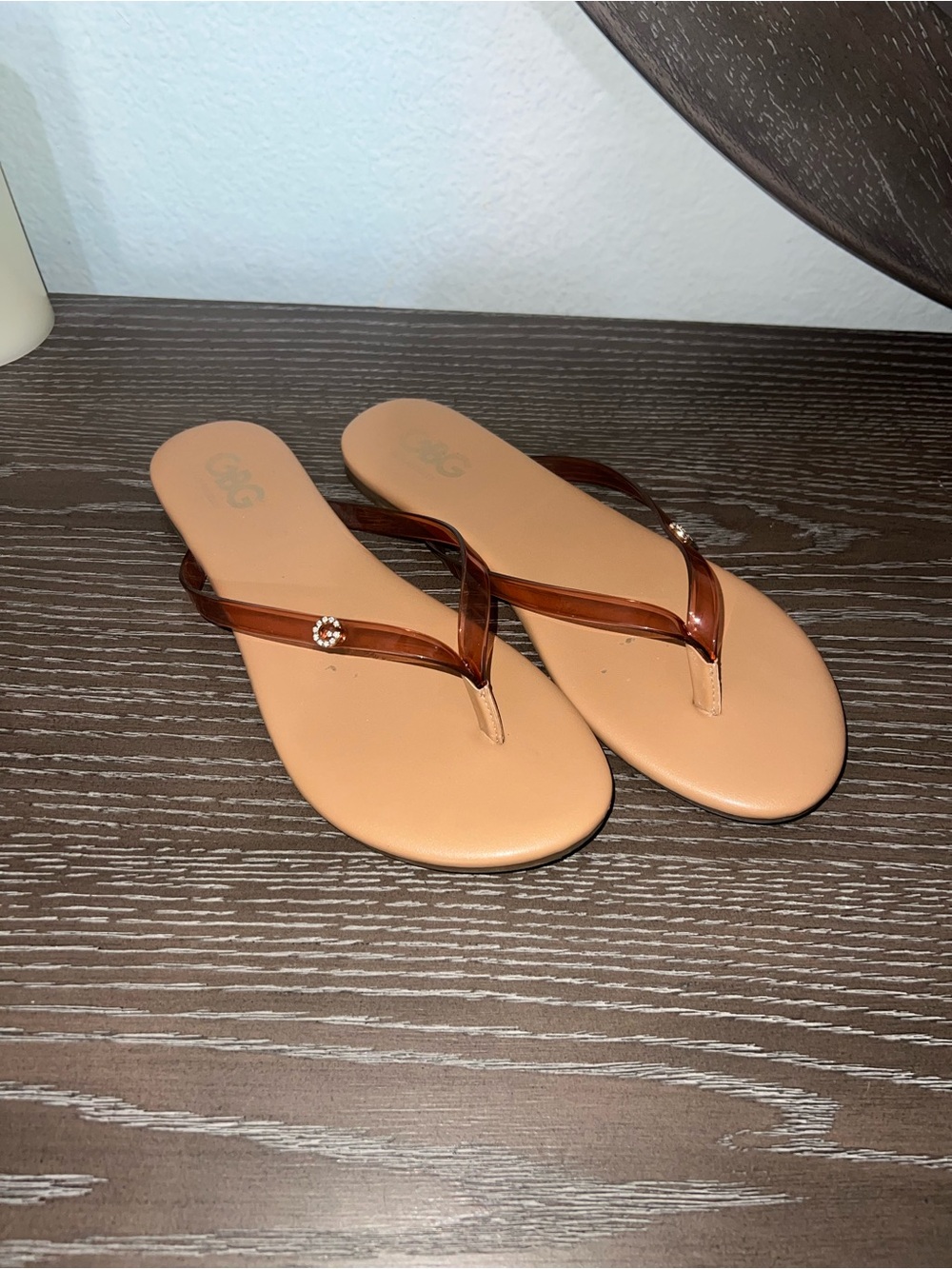 Gucci Tan Footbed Brown Patent Thong Sandals with Jewel